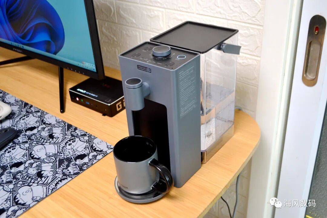 Transforming My Workspace with a Mini Host and a Water Dispenser for a Minimalist Desk