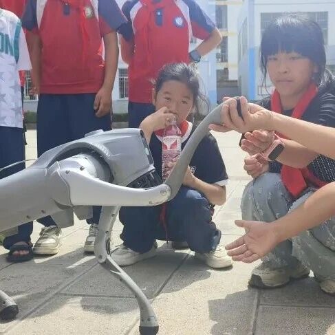 AI Robots Dance and Robotic Dogs Showcase Skills! Wenshan Science Association Engages Students at Yanshan Ameng Primary School with Interactive Experiments to Bring Knowledge to Life