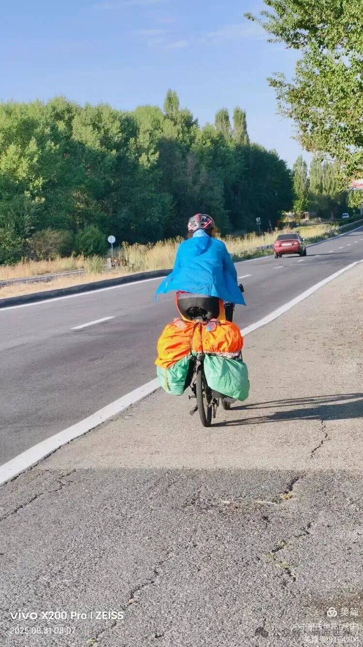 A Return Customer After Eating Fish; Cycling from 11°C to 38°C to Yerevan (Days 19-20 of Cycling in the Caucasus + Turkey)