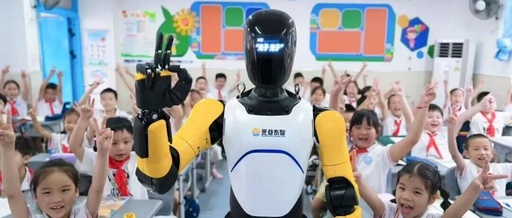 The First Class of the School Year: Robots Land in Optics Valley Campus, Turning Students into 'Tech Fans'
