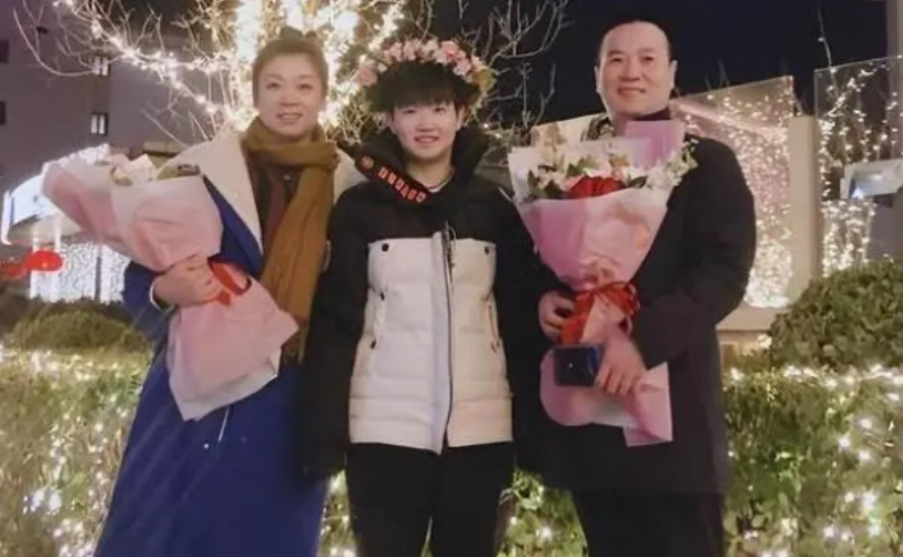 A Heartwarming Family Photo of Sun Yingsha: A Family of Three Taking Turns in the Spotlight