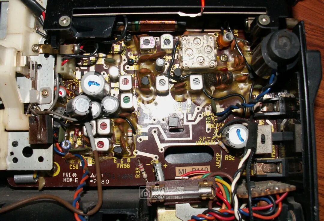 Disassembling a 50-Year-Old Panasonic Tape Recorder: Circuit Board Details Worth Seeing