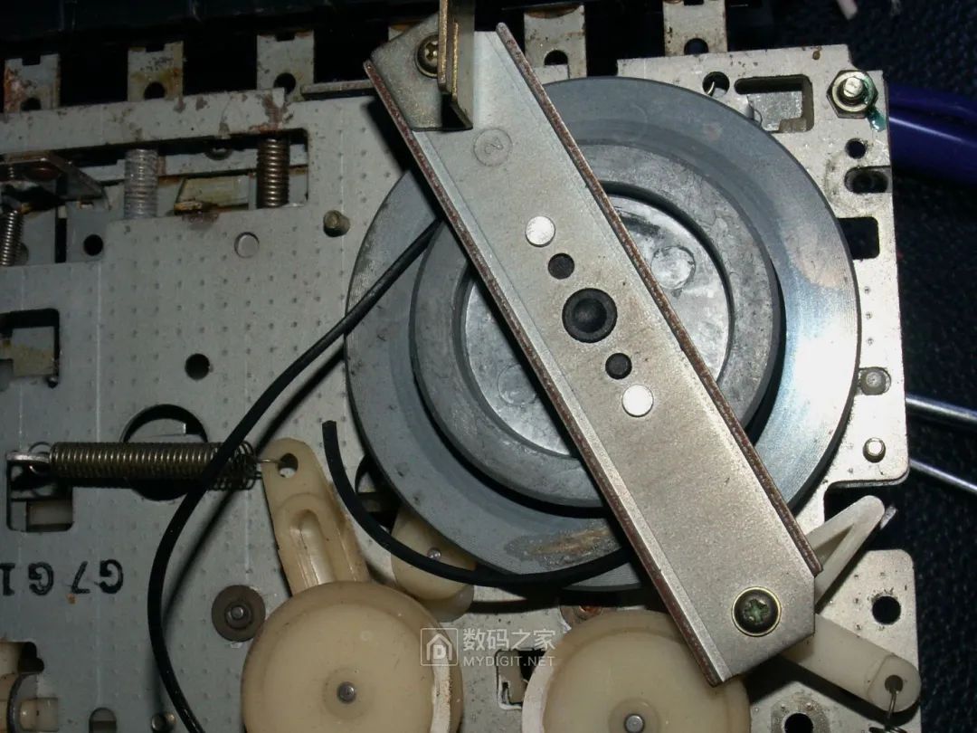 Disassembling a 50-Year-Old Panasonic Tape Recorder: Circuit Board Details Worth Seeing