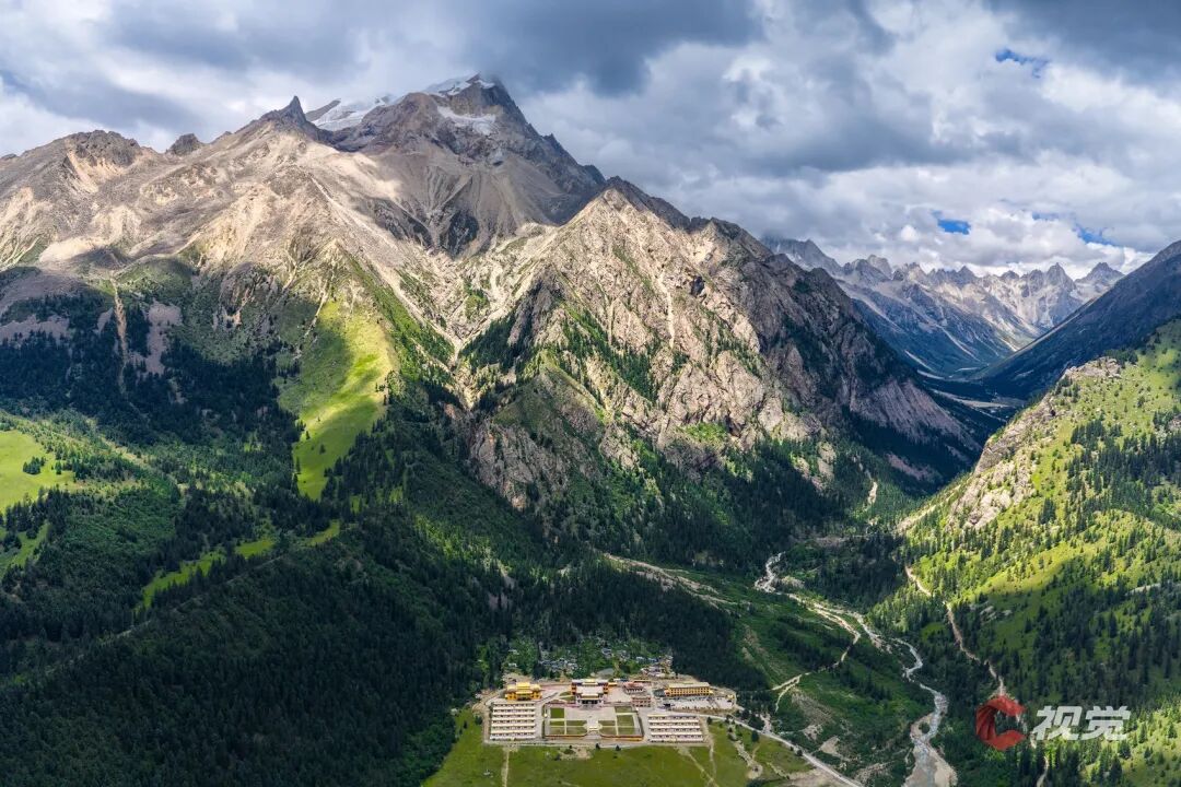C Vision: A Glimpse of the Snow Mountain (50) | The Intertwining of Snow Mountain and Prairie Flower Sea - The Travel Guide to 'Little Switzerland' in Western Sichuan