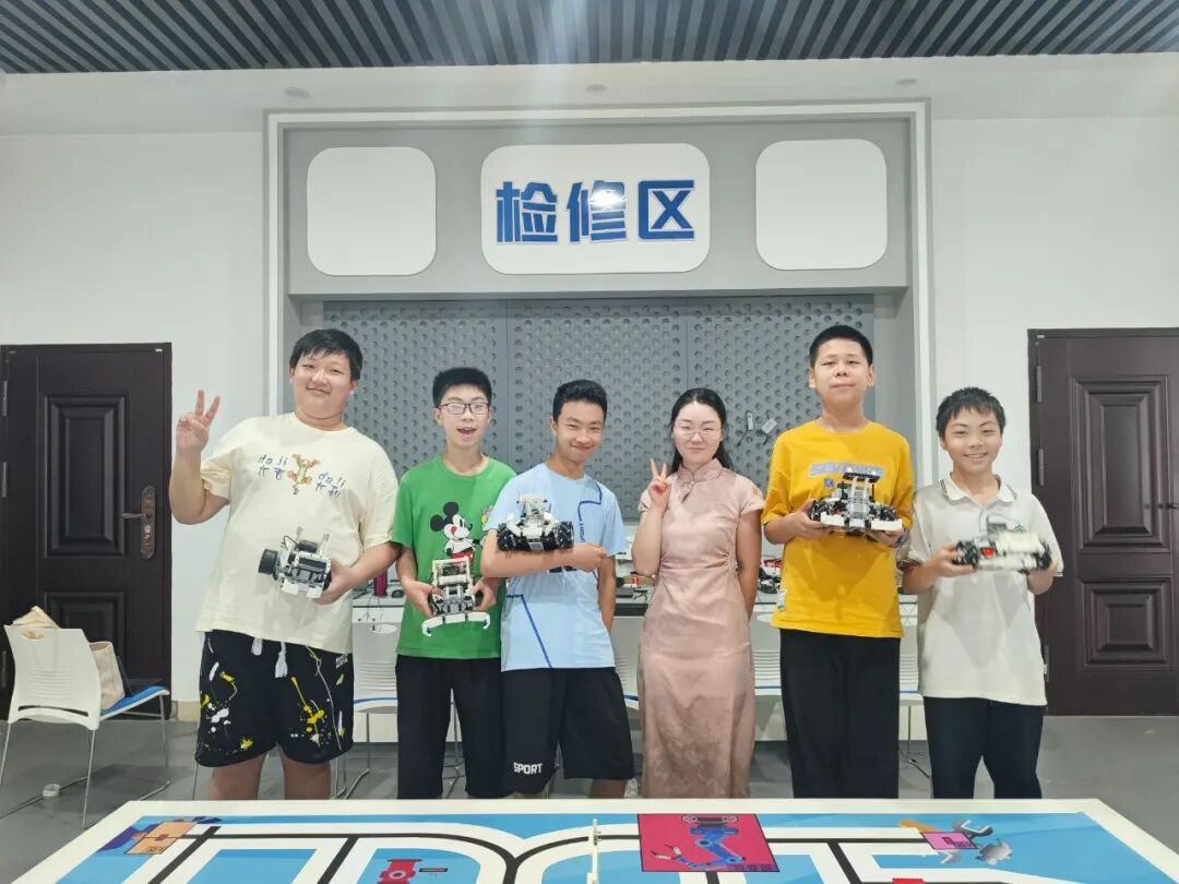 Innovative Start in Science and Technology: Our School's AI Robotics Club Wins Five Gold Medals and Advances to the National Competition
