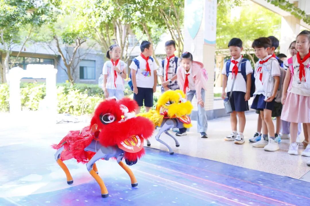 Back to School Season: Robots Welcoming Students, AI Li Bai Answering Questions... The First Day of School is So Cool!