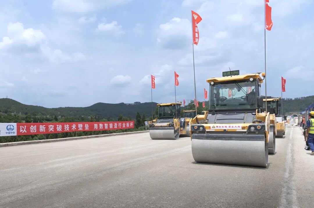 Millimeter-Level Precision! "Unmanned Paving + 3D Printing" Unlocks Cutting-Edge Smart Paving Technology