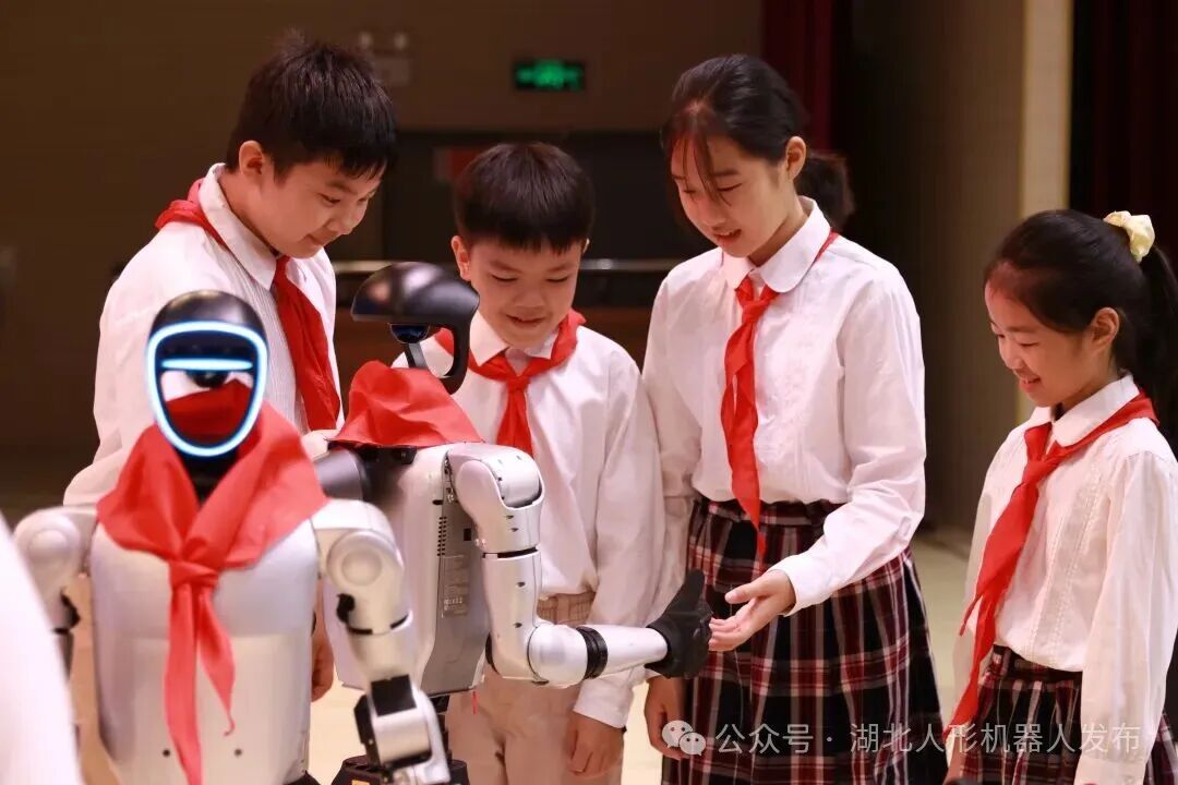 The First Class of the School Year: Robots Land in Optics Valley Campus, Turning Students into 'Tech Fans'