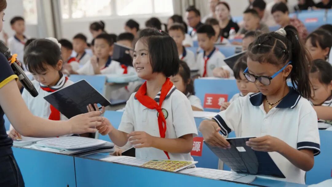 The First AI Robot Teacher in Fuquan City Joins the First Primary School, Opening a New Chapter in the Integration of Arts and Technology in Education