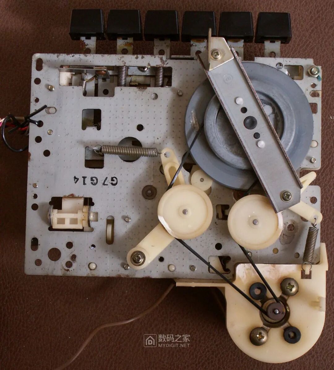 Disassembling a 50-Year-Old Panasonic Tape Recorder: Circuit Board Details Worth Seeing