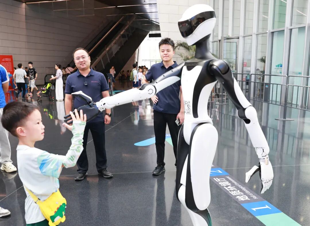 Chengdu High-tech Zone's Robot + AI Products Participate in Real-World 'Training Drill'!