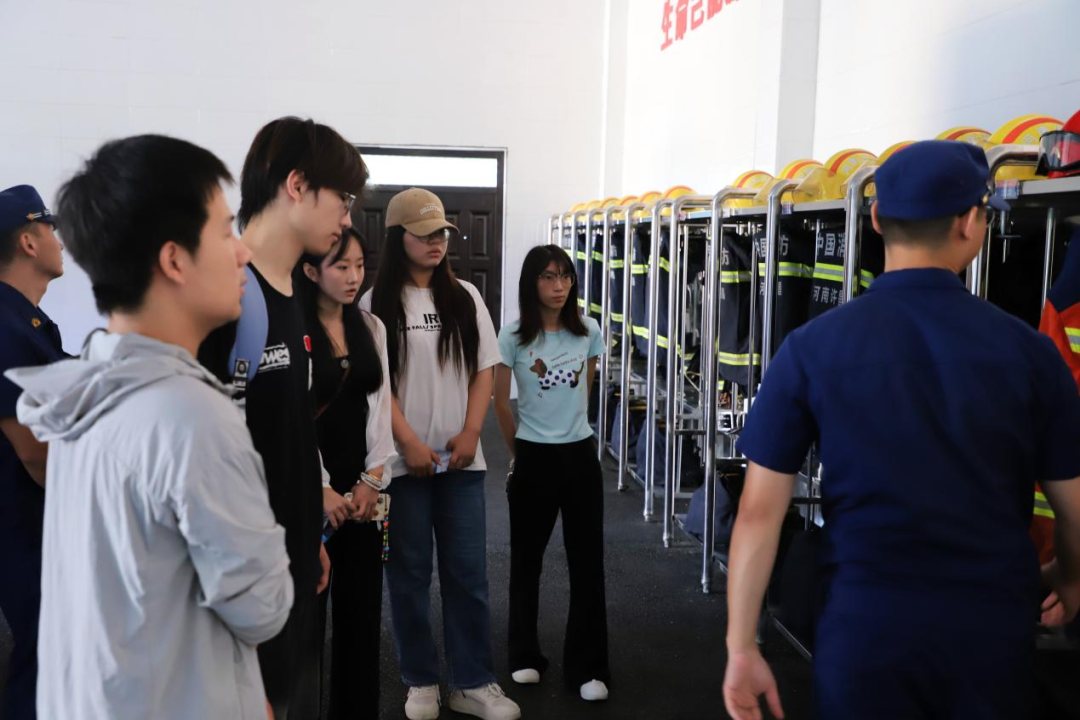 Exploring the Inheritance and Innovation of Jun Porcelain by the IoT and Communication College Team