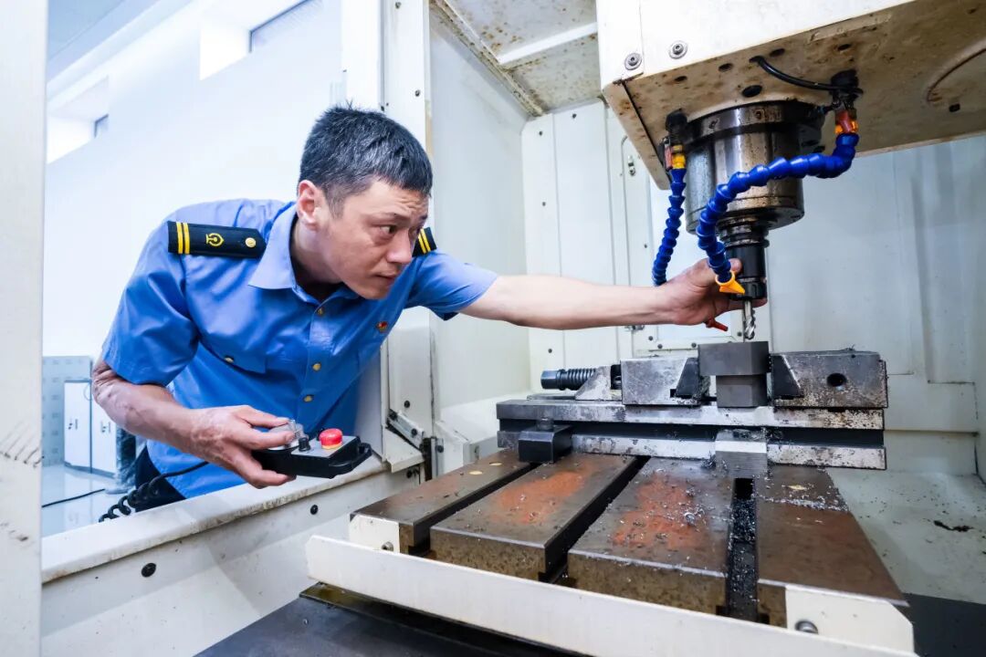 A New Era of Railway Excellence: Wang Yong - A Life of Innovation on Circuit Boards