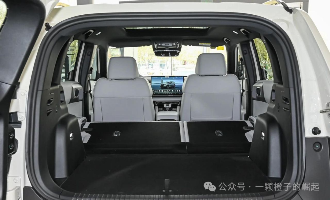 BYD Goes All Out! 4.9s to 100 km/h with the Powerful All-Wheel Drive Yunnian-C, Starting at Over 130,000 Yuan, Shocking the Internet!