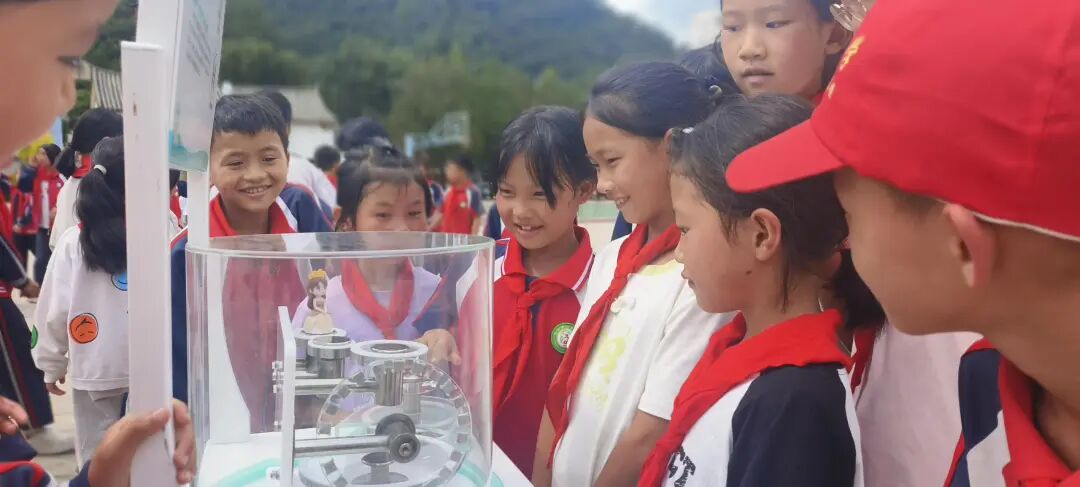 AI Robots Dance and Robotic Dogs Showcase Skills! Wenshan Science Association Engages Students at Yanshan Ameng Primary School with Interactive Experiments to Bring Knowledge to Life