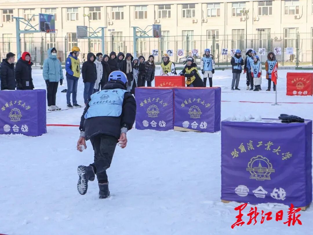 Robots Deliver Snowballs! The Professional Snowball Fight in Harbin is Truly Envy-Inducing