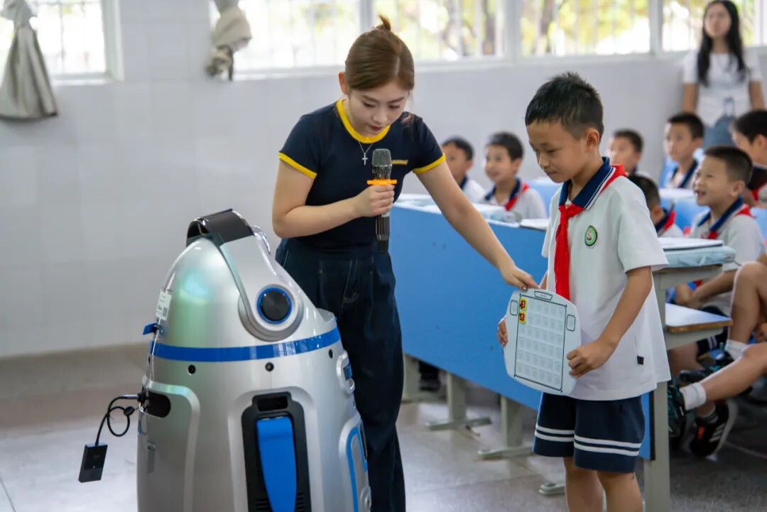 The First AI Robot Teacher in Fuquan City Joins the First Primary School, Opening a New Chapter in the Integration of Arts and Technology in Education