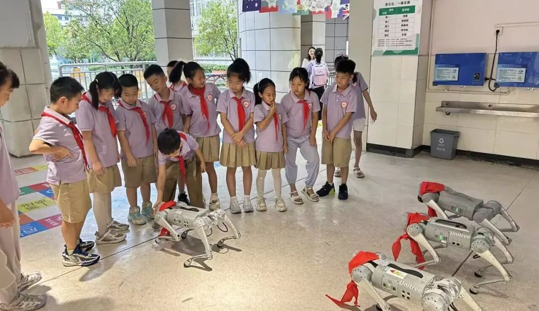 The Future is Here! The Robot 'New Classmate' Takes Office, AI-Themed Ceremony Kicks Off an Innovative Journey