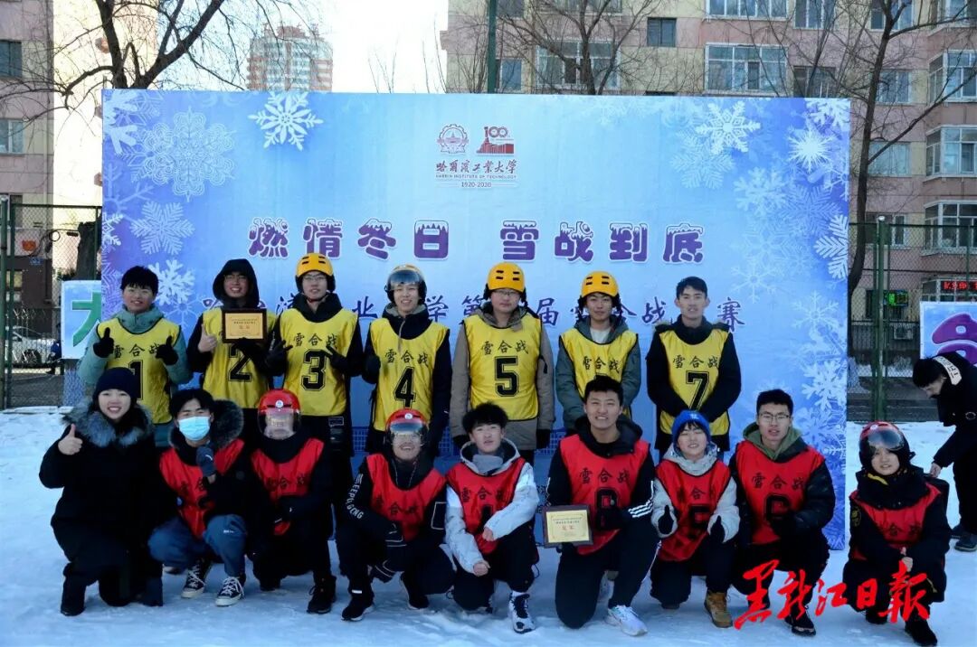 Robots Deliver Snowballs! The Professional Snowball Fight in Harbin is Truly Envy-Inducing