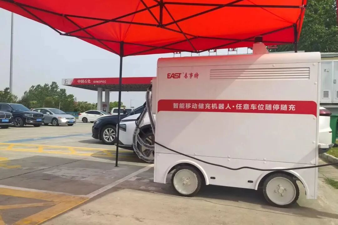 AI-Powered Charging! Easiest Mobile Energy Storage Robot Provides Quick Charging On-Demand