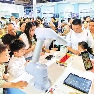 Tianjin's 'Robot Corps' Debuts at the Smart Expo
