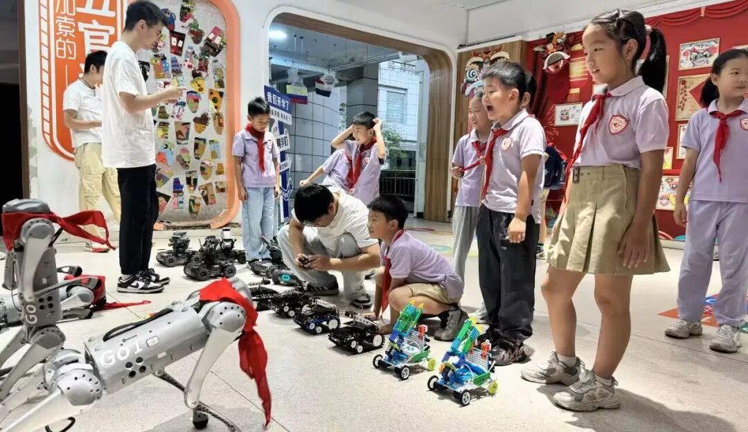 The Future is Here! The Robot 'New Classmate' Takes Office, AI-Themed Ceremony Kicks Off an Innovative Journey