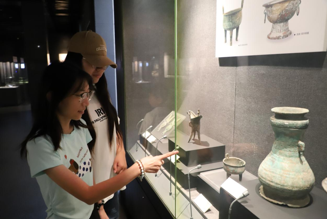 Exploring the Inheritance and Innovation of Jun Porcelain by the IoT and Communication College Team