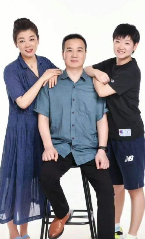 A Heartwarming Family Photo of Sun Yingsha: A Family of Three Taking Turns in the Spotlight