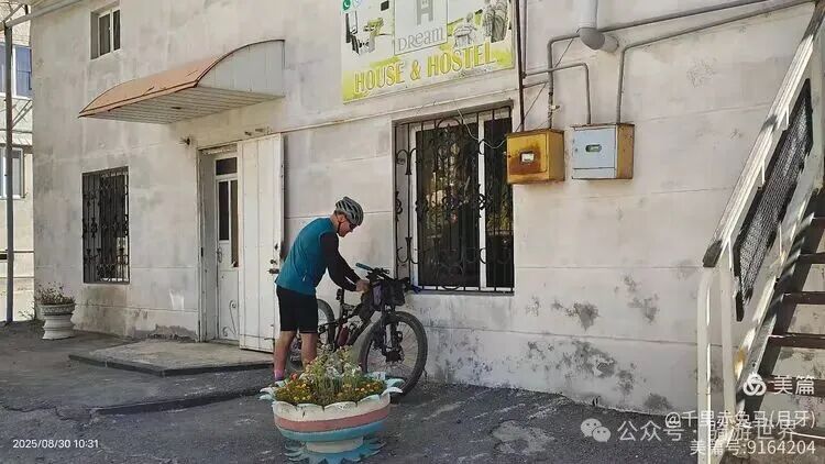 A Return Customer After Eating Fish; Cycling from 11°C to 38°C to Yerevan (Days 19-20 of Cycling in the Caucasus + Turkey)