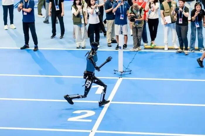 Interview with Tang Jian from Beijing Humanoid Robot Innovation Center: The Humanoid Robot Industry Must Be 'Fully Autonomous'