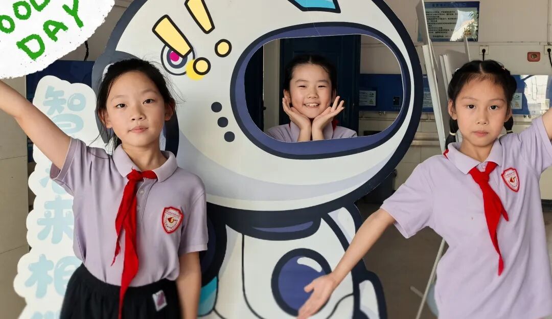The Future is Here! The Robot 'New Classmate' Takes Office, AI-Themed Ceremony Kicks Off an Innovative Journey