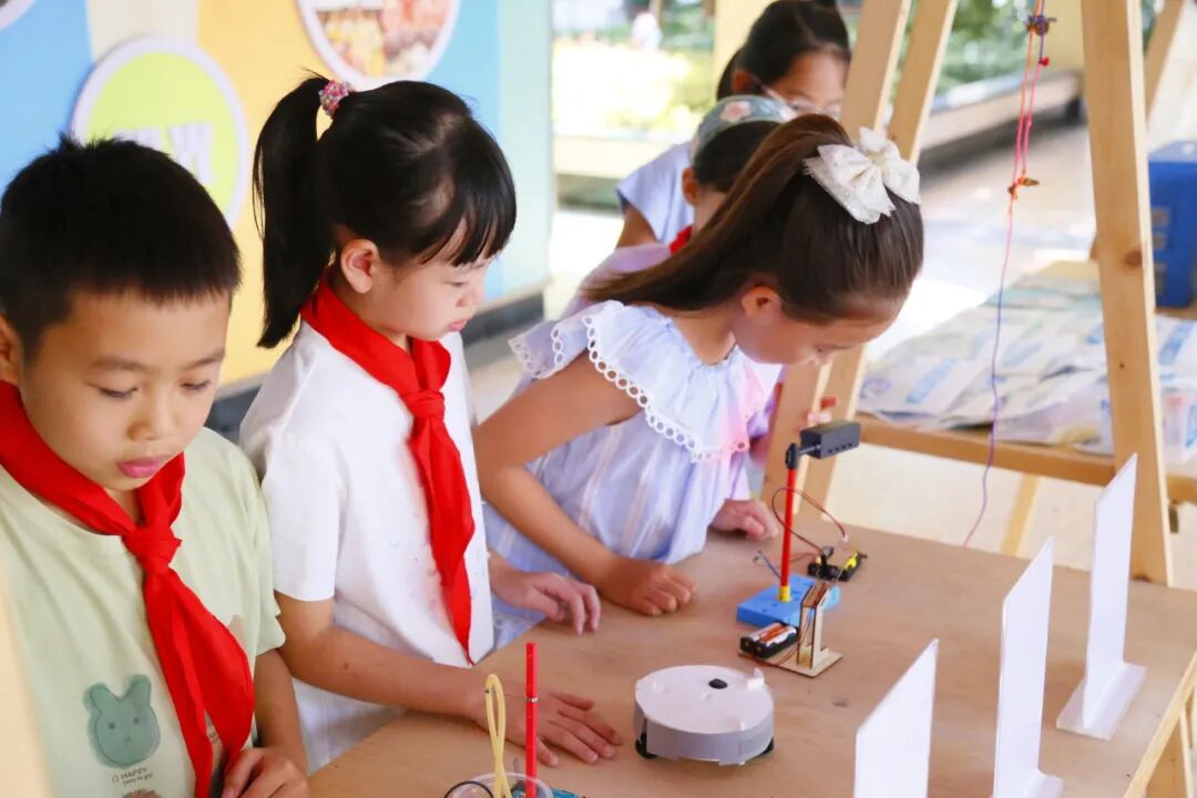 Back to School Season: Robots Welcoming Students, AI Li Bai Answering Questions... The First Day of School is So Cool!