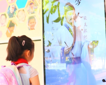 Back to School Season: Robots Welcoming Students, AI Li Bai Answering Questions... The First Day of School is So Cool!