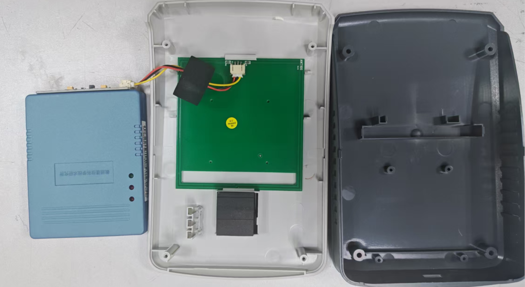 Disassembling the "Resident Identity Card Reader" - Is This Antenna Circuit Board Stuck with Strong Adhesive?