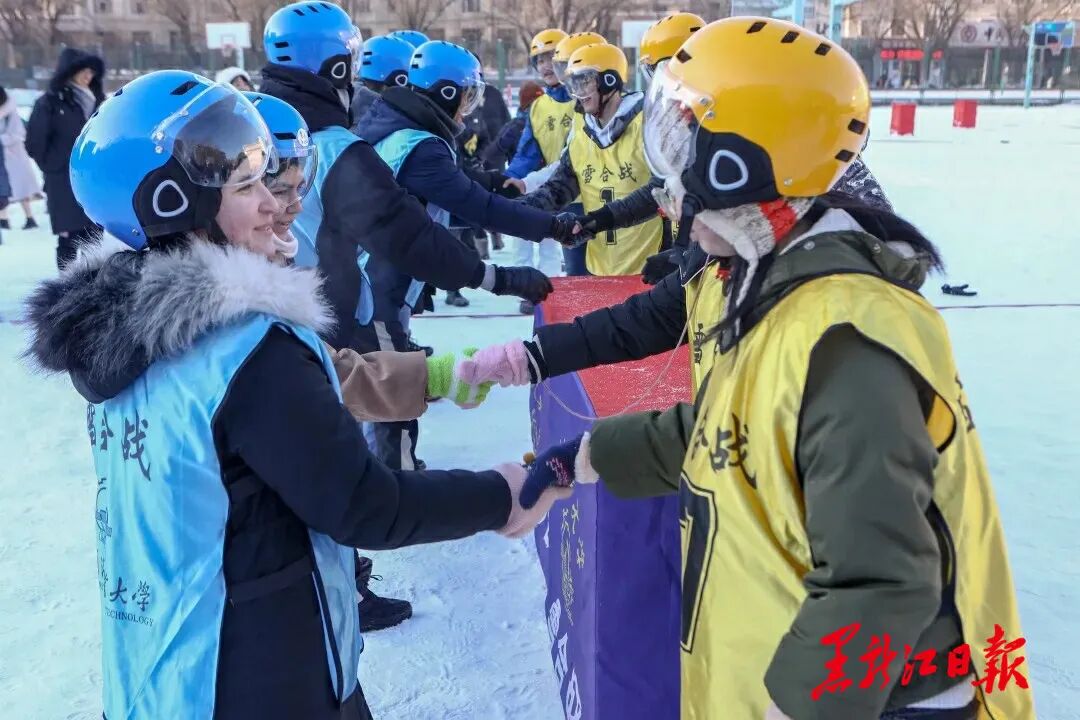 Robots Deliver Snowballs! The Professional Snowball Fight in Harbin is Truly Envy-Inducing