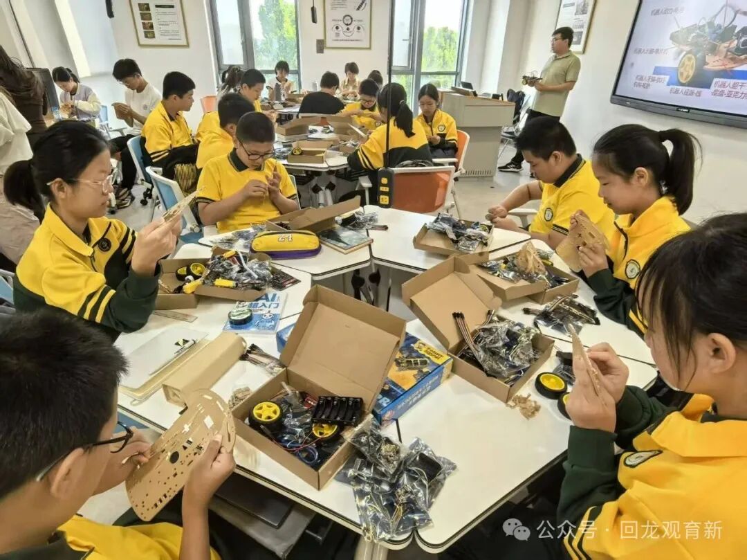 First-Year AI Exploration Team Visits Beihang University Engineering Practice and Innovation Center for "Exploring Artificial Intelligence"