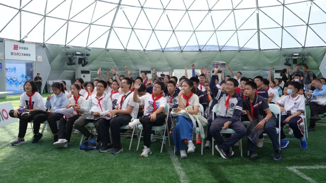 Humanoid Robots and Students from Chen Jinglun School Have Fun at the 'Ice Ribbon'! Dance Show, Soccer Showdown, and Exploring the 'Panda Eye'...