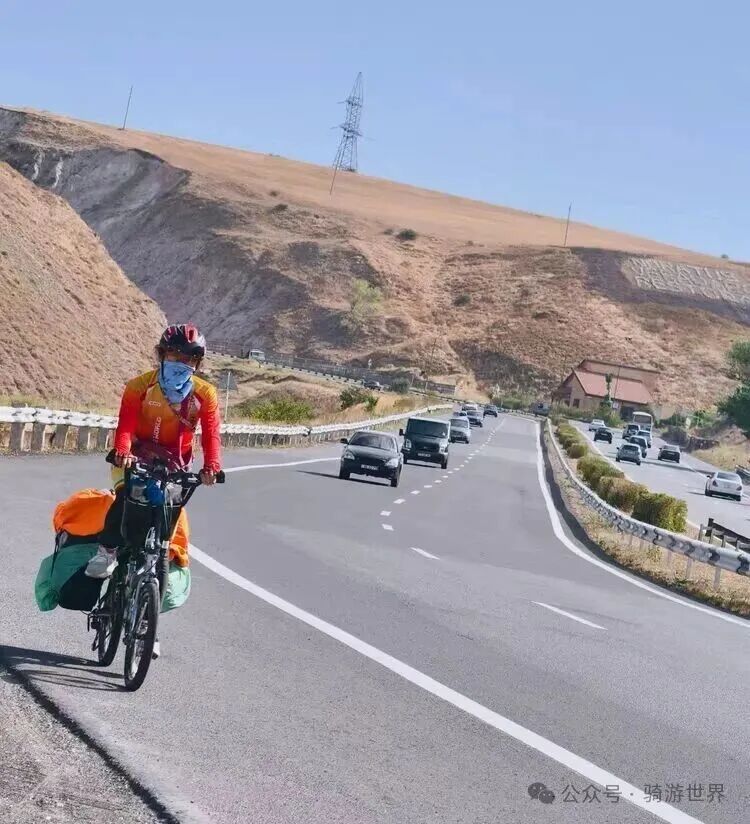A Return Customer After Eating Fish; Cycling from 11°C to 38°C to Yerevan (Days 19-20 of Cycling in the Caucasus + Turkey)
