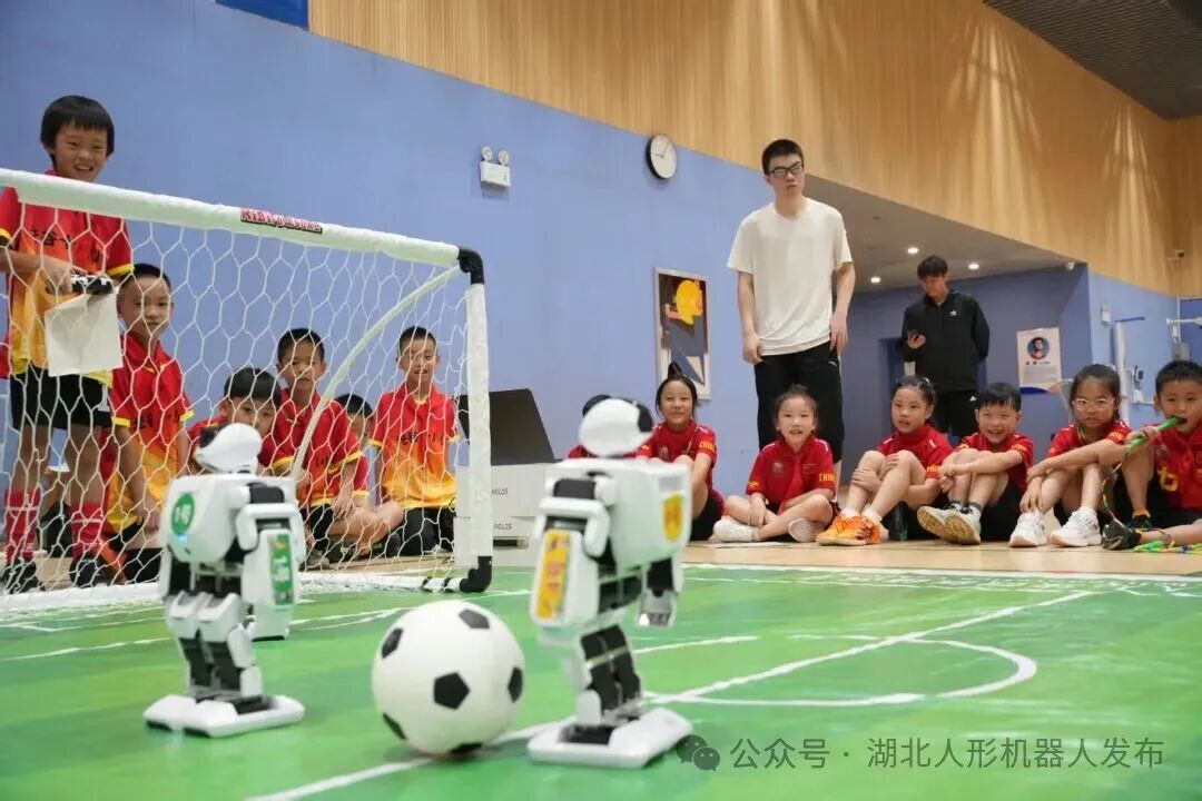 The First Class of the School Year: Robots Land in Optics Valley Campus, Turning Students into 'Tech Fans'