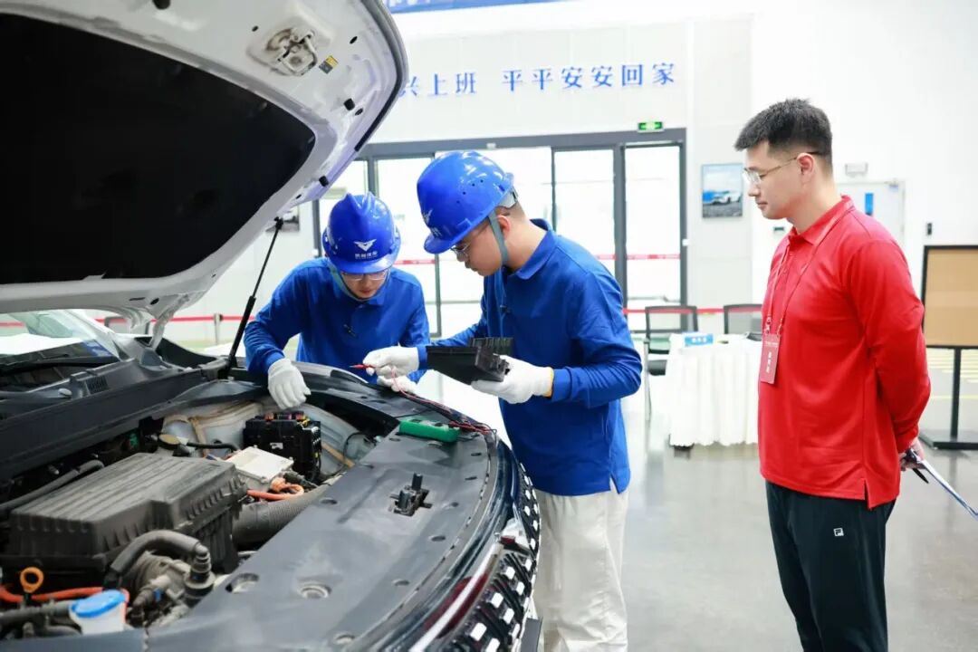 Competition in Robot Operation and Intelligent Connected New Energy Vehicle Maintenance: Skilled Talents from Sichuan and Chongqing Gather in Yibin