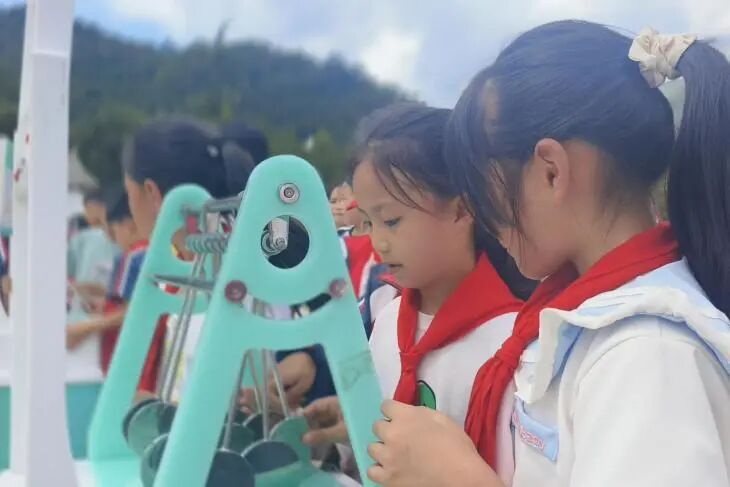 AI Robots Dance and Robotic Dogs Showcase Skills! Wenshan Science Association Engages Students at Yanshan Ameng Primary School with Interactive Experiments to Bring Knowledge to Life