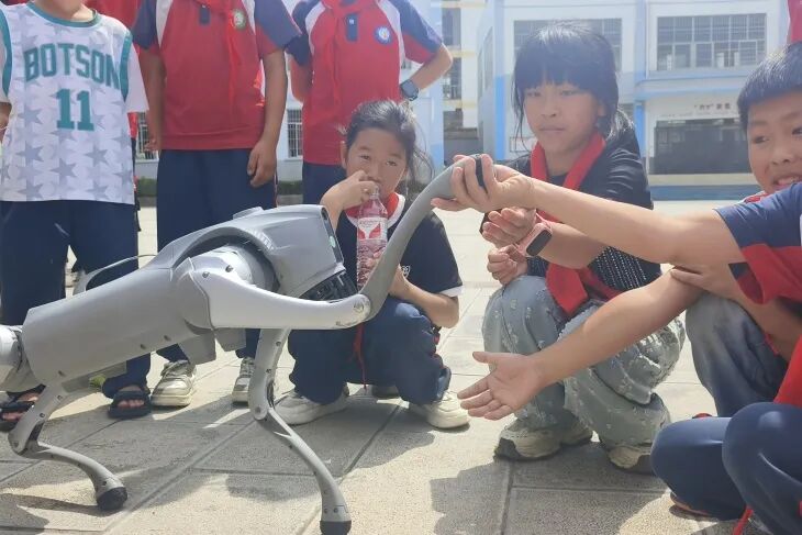 AI Robots Dance and Robotic Dogs Showcase Skills! Wenshan Science Association Engages Students at Yanshan Ameng Primary School with Interactive Experiments to Bring Knowledge to Life