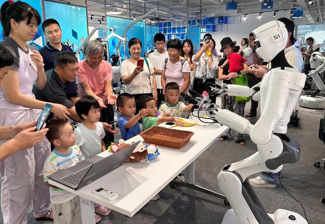 Shenzhen Launches 'Game Changer'! The World's First Robot 6S Store Opens, Is the Connector Industry Entering a 'Golden Decade'?