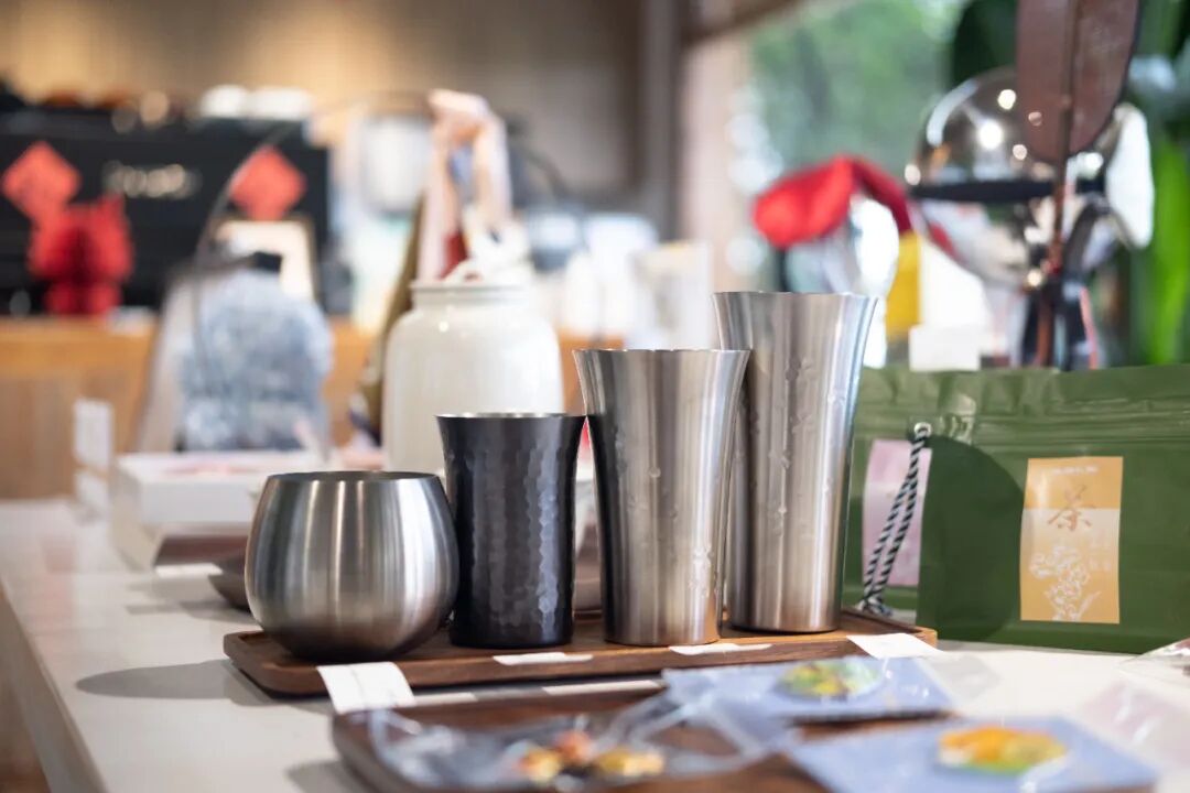 Robots as Store Clerks: A Busy Scene by Taihu Lake