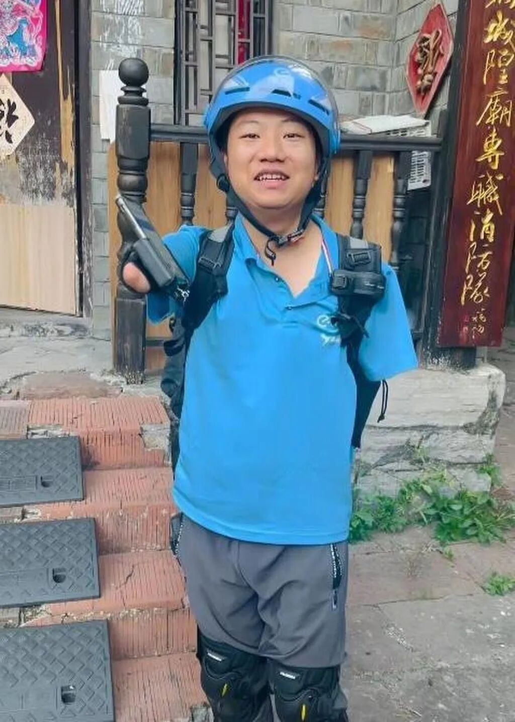 Armless Man Delivers Food on Unicycle, Uses Lips to Call Customers