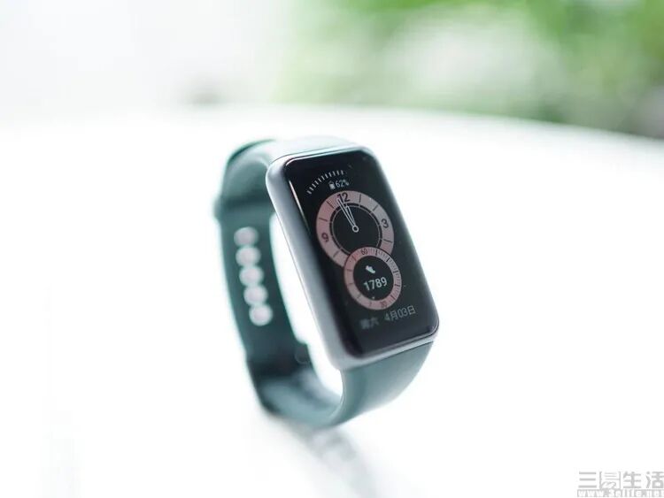 The Surge of Smart Bands: Will They Force Smartwatches into a Competitive Spiral?