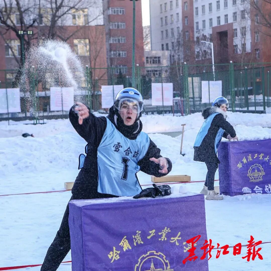 Robots Deliver Snowballs! The Professional Snowball Fight in Harbin is Truly Envy-Inducing