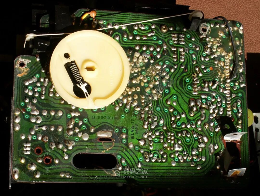 Disassembling a 50-Year-Old Panasonic Tape Recorder: Circuit Board Details Worth Seeing