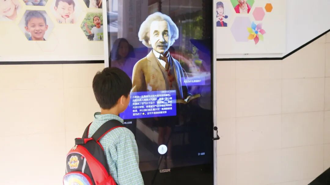 Back to School Season: Robots Welcoming Students, AI Li Bai Answering Questions... The First Day of School is So Cool!