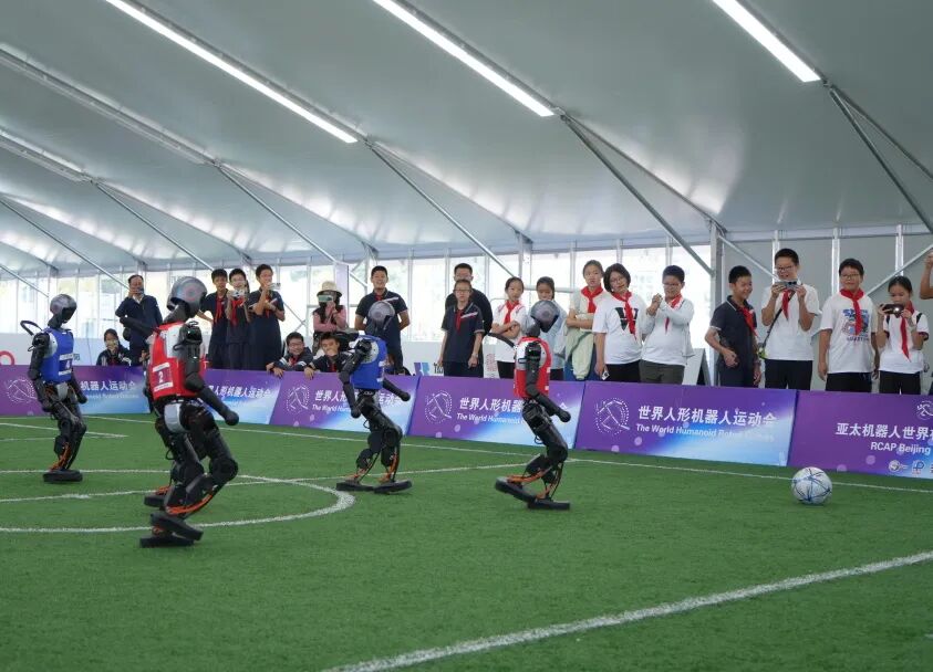 Humanoid Robots and Students from Chen Jinglun School Have Fun at the 'Ice Ribbon'! Dance Show, Soccer Showdown, and Exploring the 'Panda Eye'...